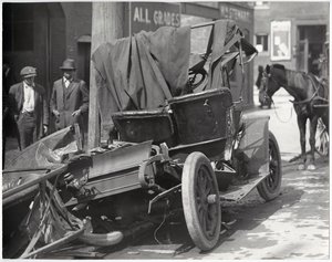 سيارة محطمة بعد التصادم